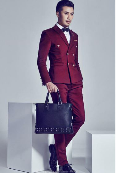พร้อมเช่า ชุดสูทชาย สีไวน์แดง สองกระดุม แบบคลาสสิก ไม่มีเสื้อกั๊ก