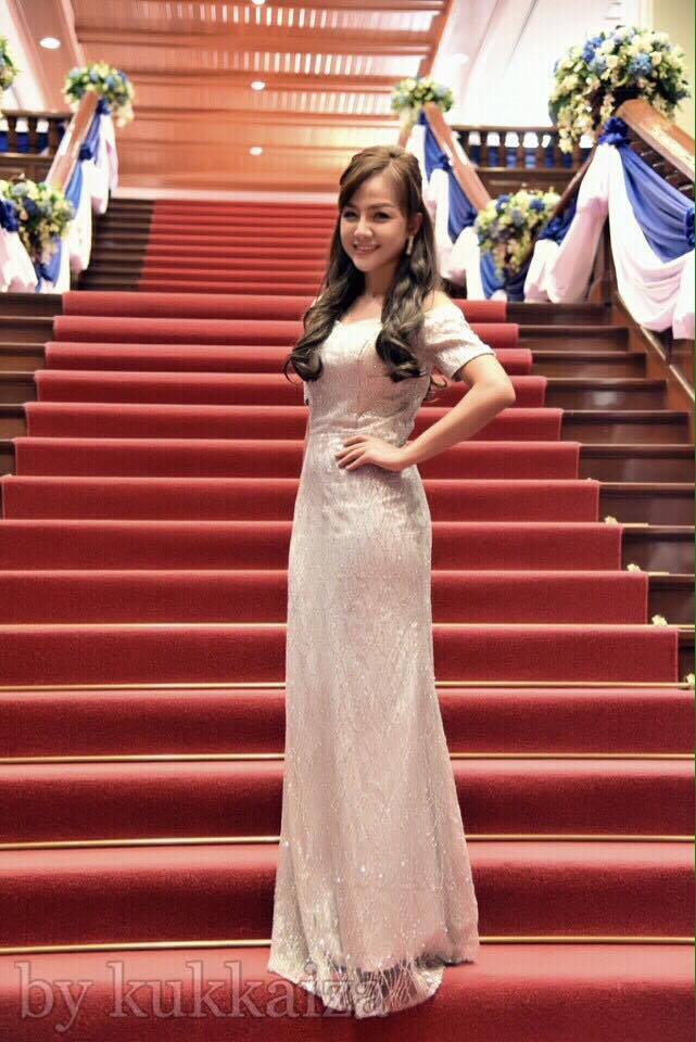 พร้อมเช่า ชุดราตรียาว แบบไหล่ปาดแขนสั้น สีเทา แต่งเม็ดกากเพชรทั้งชุด มาพร้อมเข็มขัดรูปใบไม้สีทอง หรูมาก