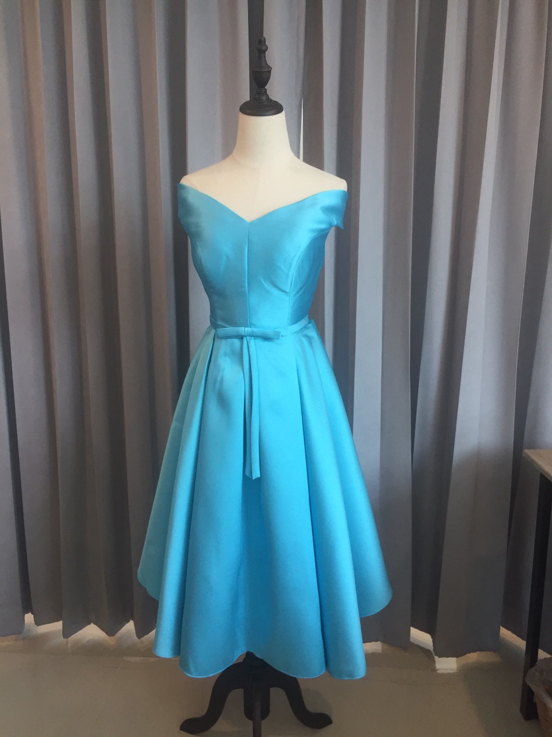 พร้อมส่ง ชุดราตรีสั้น แบบไหล่ปาด อกSweet Heart สไตล์วินเทจผ้าไหมดัชเชส กระโปรงทรงA 5ส่วน แต่งโบว์ ช่วงเอว สีฟ้า (เชือกผูกหลัง)