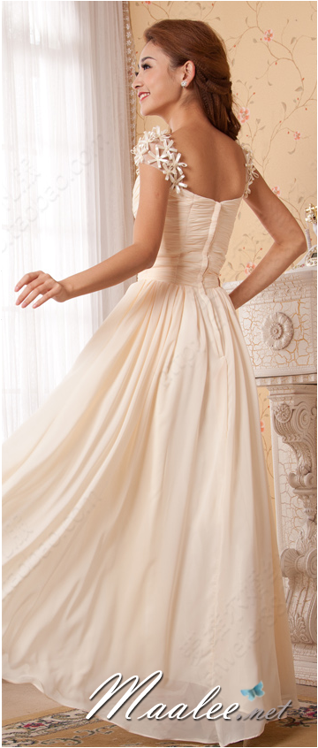 พร้อมส่ง ชุดราตรียาว สีขาว จับเดรปอกรูปหัวใจ ไหล่แต่งดอกไม้ 3 มิติสวยหวาน