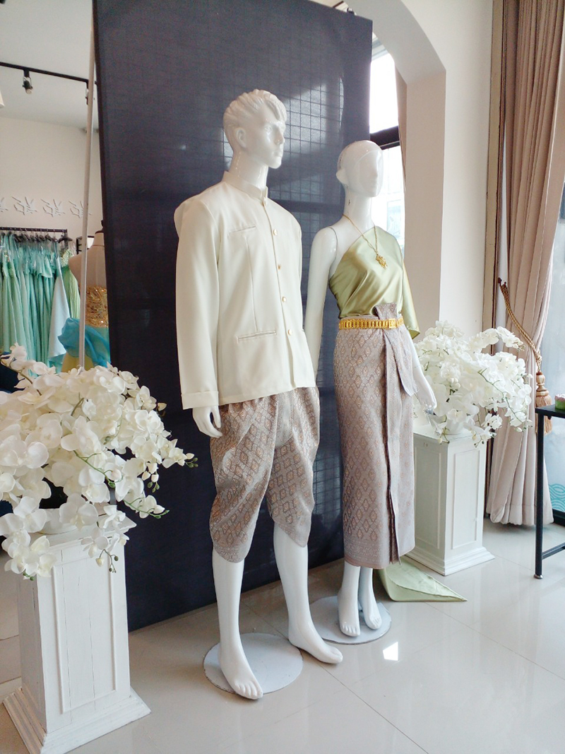 เช่า ชุดไทย ชุดเพื่อนเจ้าสาว ชุดไทยผ้าถุงสีเทาชาเงิน สไบเรียบสีเขียวอ่อน