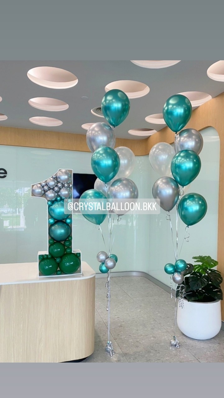 ลูกโป่ง เปิดงาน Number Balloon Mosaic สูง 90 ซม. พร้อม ช่อลูกโป่งสีโครเมี่ยม ช่อ 7 ลูก 2 ช่อ Theme สีเขียวโครเมี่ยม-สีเงินโครเมี่ยม พร้อมตกแต่ง สามารถเปลี่ยนสีลูกโป่ง/เปลี่ยนแท่นตัวเลขได้