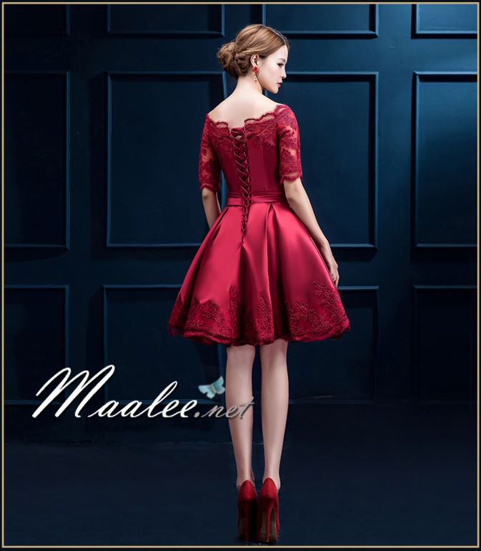 พร้อมเช่า ชุดราตรีสั้น แบบไหล่ปาด แขนยาว ผ้าซาติน แต่งลูกไม้สวยหรู สีไวน์แดง (เชือกผูกหลัง)