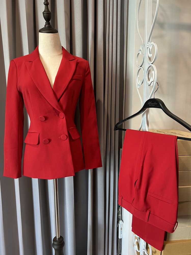 พร้อมเช่า สูทหญิง สูทสีแดงสด ทรงเข้ารูป สูทแฟชั่น สูท4 กระดุม