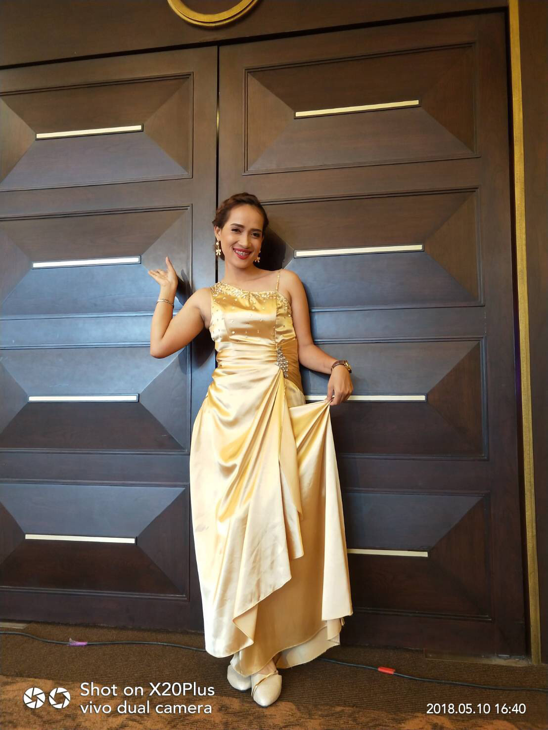 พร้อมเช่า ชุดราตรียาว ไหล่เฉียง สีทอง จับจีบที่เอว คอประดับลูกปัดคริสตัลสวยหรู