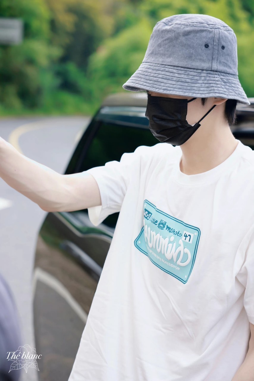 เสื้อ CALMMIND แบบ หลัวอีโจว ใส่