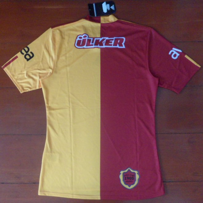 เสื้อฟุตบอล ทีมสโมสรกาลาตาซาราย เอสเค ชุดเหย้า 2009/10 ใหม่ S-Size / GALATASARAY SK Football Shirt Home Kit 2009/10 Jersey NEW S-Size