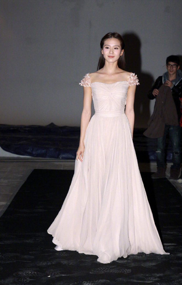 พร้อมส่ง ชุดราตรียาว สีขาว จับเดรปอกรูปหัวใจ ไหล่แต่งดอกไม้ 3 มิติสวยหวาน