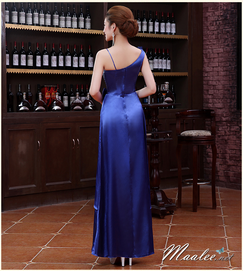 พร้อมเช่า ชุดราตรียาว ไหล่เฉียง สีน้ำเงิน ปักเลื่อมไล่สี จับจีบแต่งโบว์ช่วงเอว ประดับดอกไม้สวยหวานบนไหล่