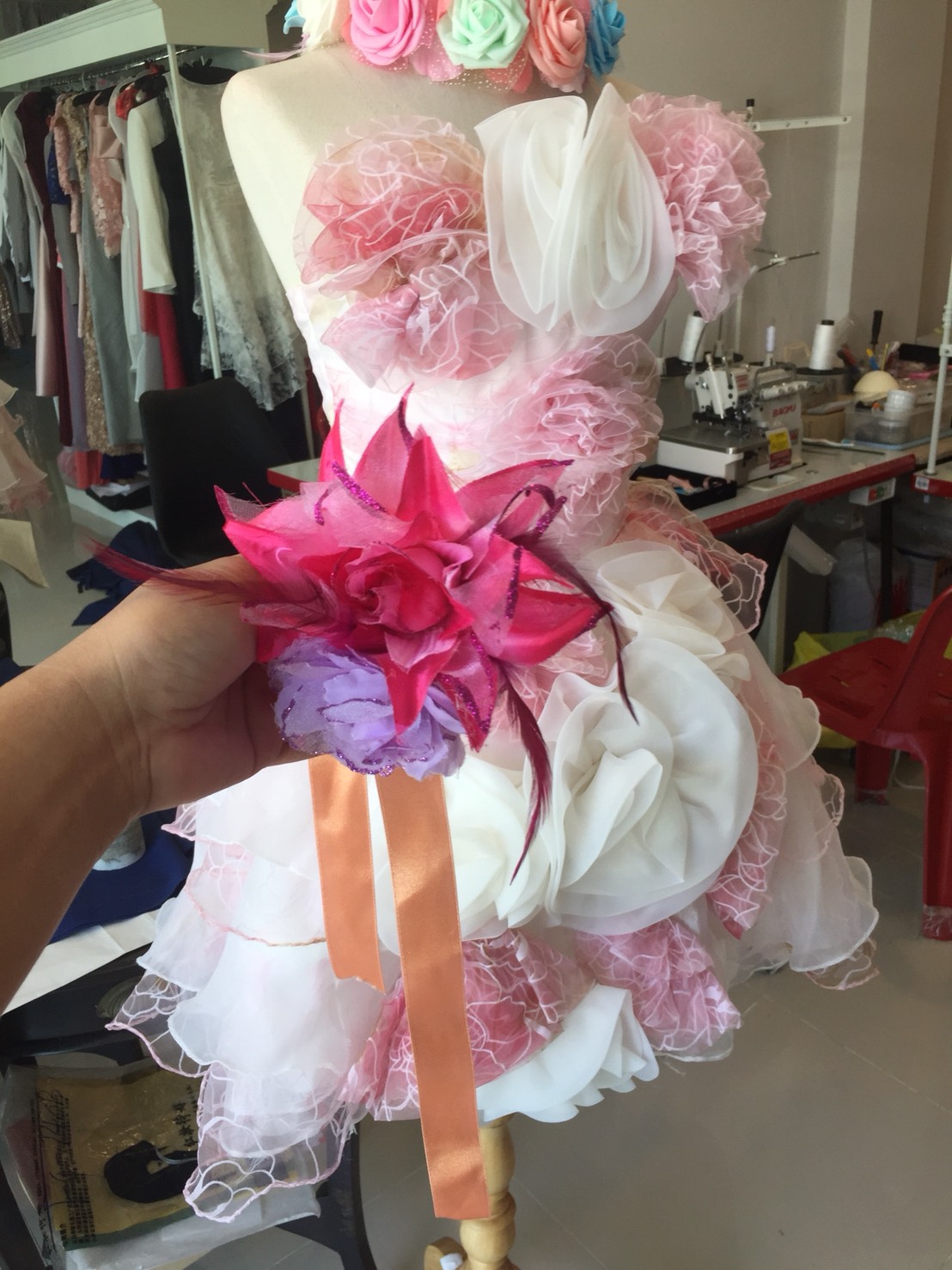 พร้อมเช่า ชุดแฟนซี เช่า 500 ชุดราตรีสั้น เกาะอก สีกุหลาบแต่งดอกไม้สามมิติ พองฟูน่ารักมาก