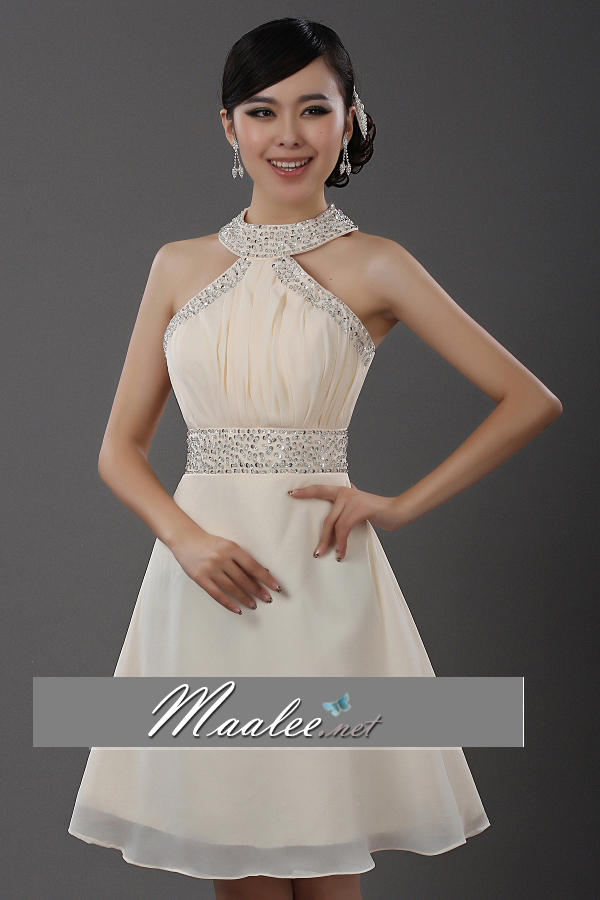 พร้อมเช่า ชุดราตรีสั้น คล้องคอ เว้าไหล่ สีขาว ปักเลื่อมละเอียดช่วงอก คอและเอว