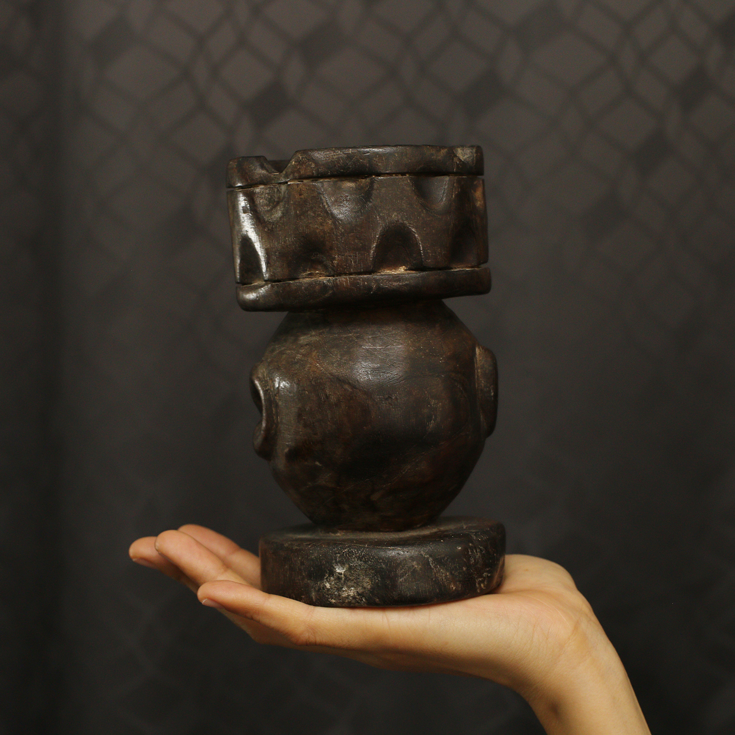 งานไม้แกะสลัก รูปหน้าคน ที่เขี่ยบุหรี่ ตั้งโชว์ สภาพเก่า สภาพดี