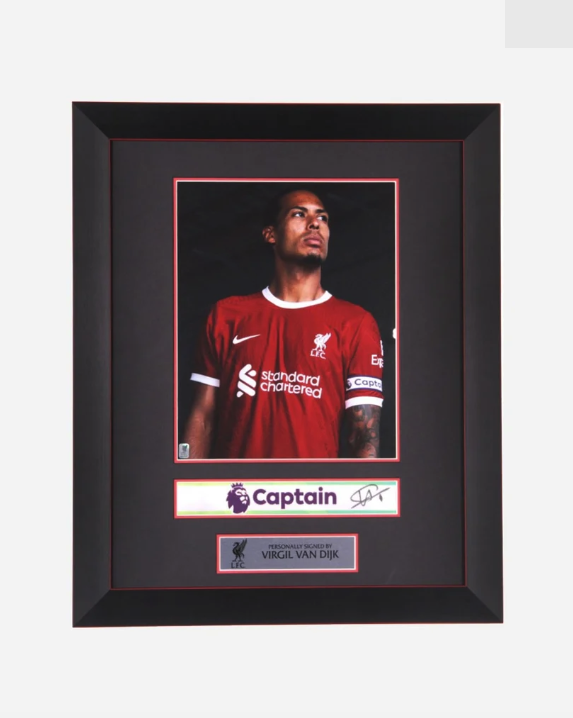 อาร์มกัปตันทีมลิเวอร์พูล มีลายเซ็นต์ VIRGIL 4 มีใบรับรองลายเซ็นต์มือของแท้ บรรจุในกรอบพลาสติกโพลีคอร์