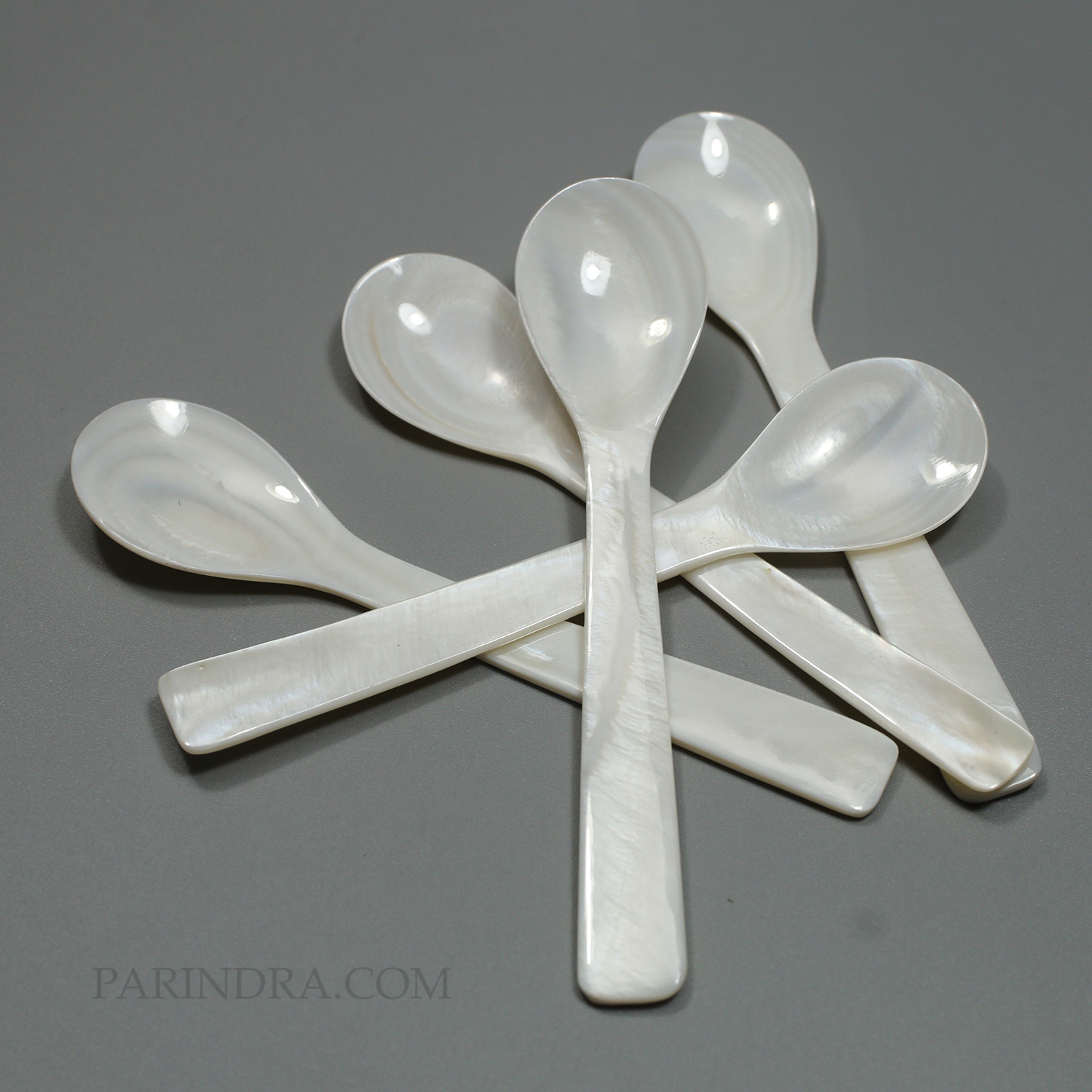 ช้อนเปลือกหอยแท้ ทำจากเปลือกหอยกาบ ขนาด 5 นิ้ว ใช้ตักเครื่องสำอาง หรือ อาหารอื่นๆ