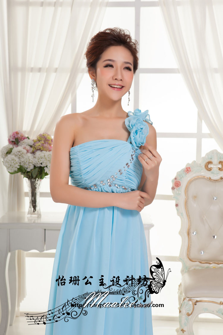 พร้อมเช่า ชุดราตรียาว เกาะอก ไหล่เดียว จับจีบเก๋ แต่งแถบคริสตัลช่วงอก สีฟ้าอ่อน