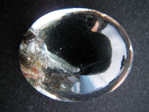 QU0011 QUARTZ แก้วปวก แซมด้วยแท่งแร่แทงชี้ขึ้นกลางเม็ด ขึ้นปกคลุมด้วยปุยแก้วขนเหล็กในเนื้อแก้ว ขนาดแก้ว 21.40 x 25.92 x 13.00 mm. นน. 50.68 ct