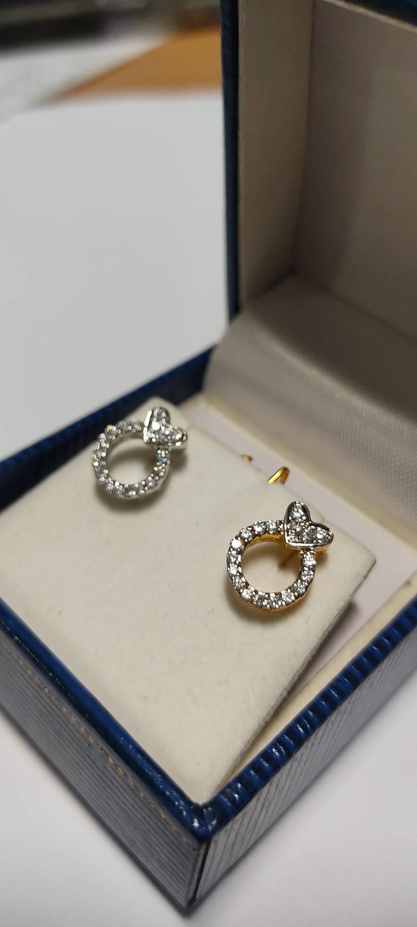 BE943RD ต่างหูถุงเงิน ดีไซน์เก๋ ด้านบนถุงเงินทำเป็นรูปหัวใจ แบบน่ารักมากๆๆค่ะ ฝังแบบจิกไข่ปลา แพรวพราว