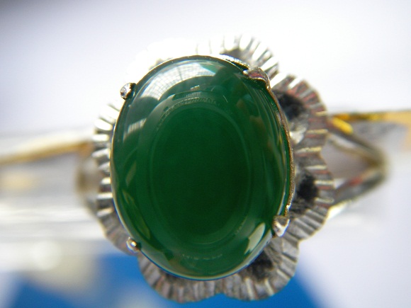 หยกพม่า jadeite หรือ jade สีเขียวเข้มกลางๆ เนื้อน้ำผึ้งปนเทียน สะอาดผิวเนียนสวย ขนาด 9.60x7.62x3.53mm. นน. 2.01 ct. ราคาโทรถาม