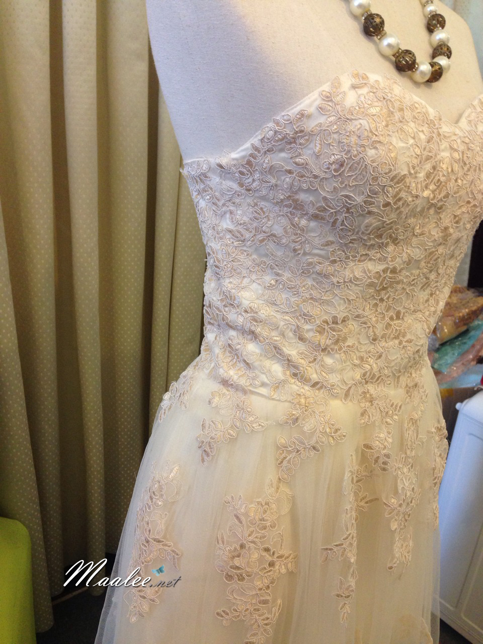 พร้อมเช่า ชุดราตรียาว เกาะอก ลูกไม้ คลุมด้วยผ้าตาข่าย สวยหรู สีครีมChampagne (มีทั้งแบบซิป และเชือกผูกหลัง)