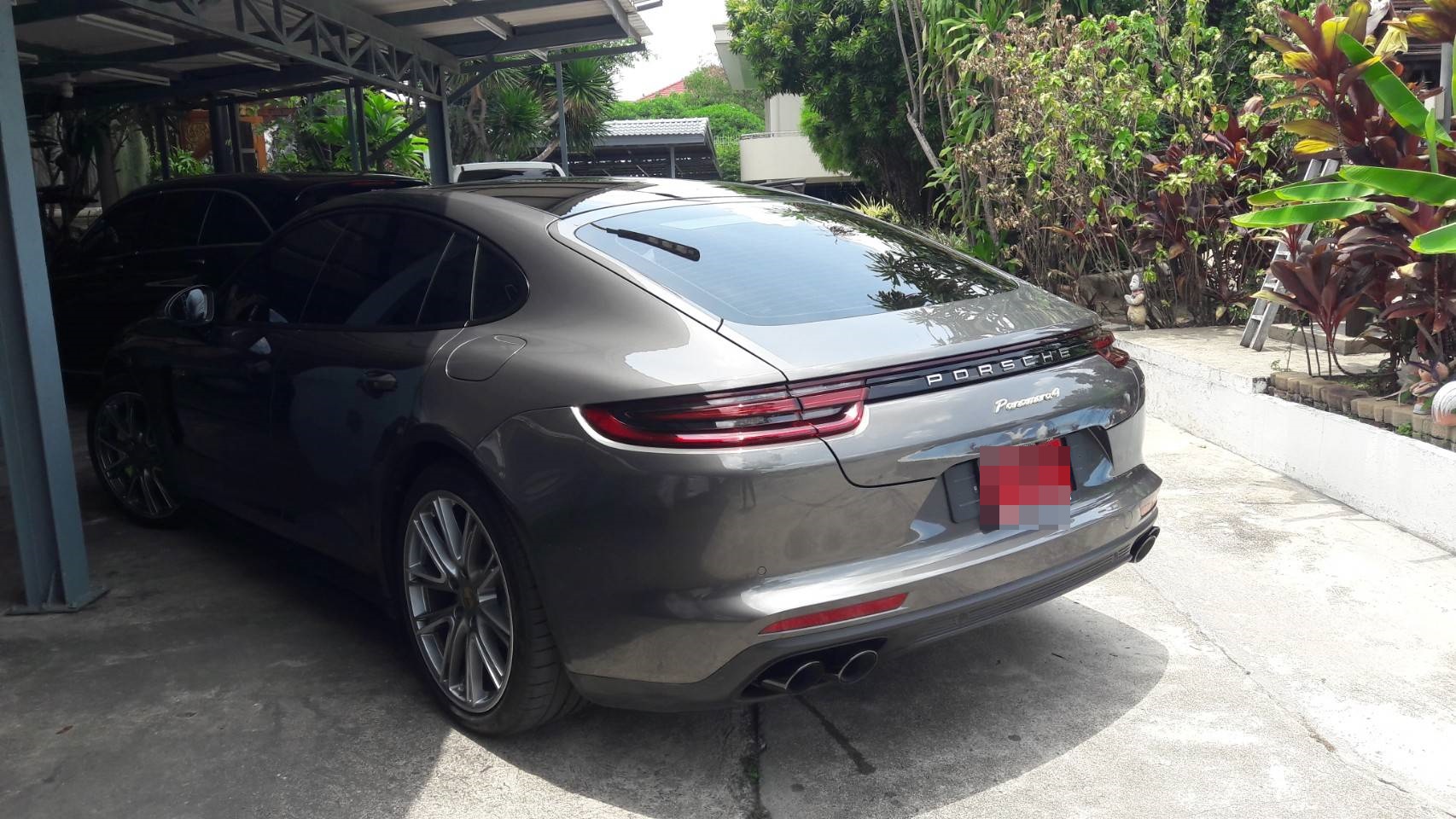 โรงงานผลิตพรมรถ Porsche Panamera 2019 ปูพรม7D สีน้ำตาลเข้ม + ไวนิลดักฝุ่นสีครีม เต็มคัน