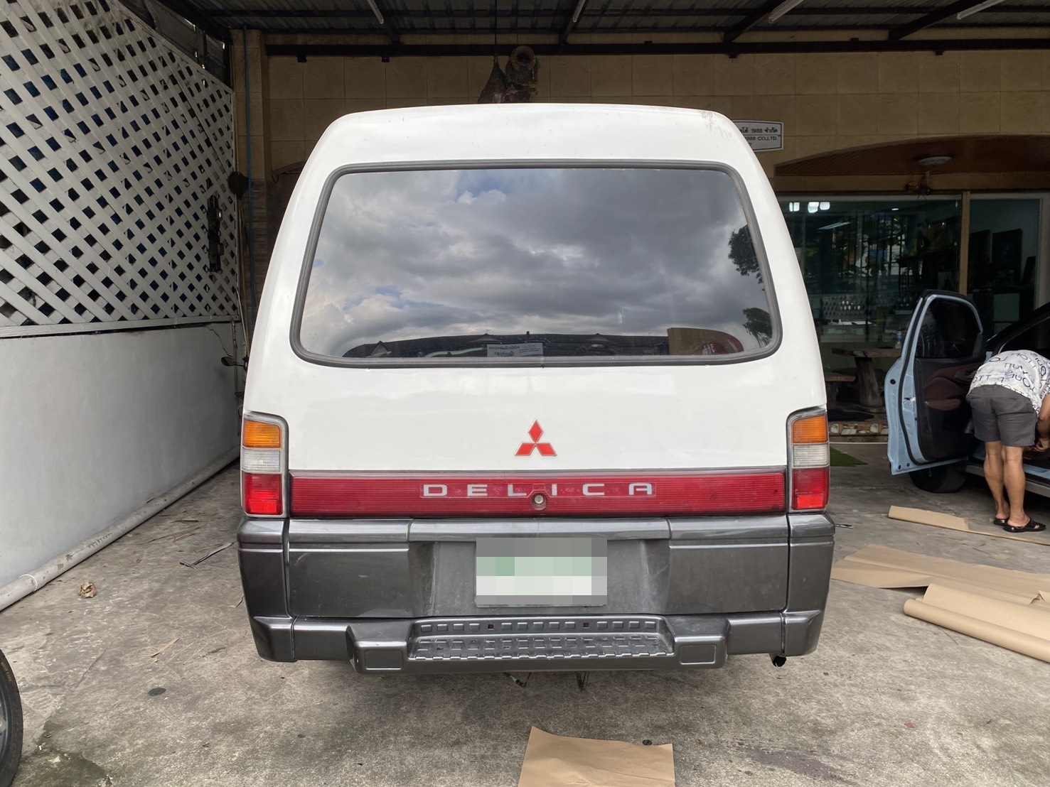 สั่งตัด พรมปูพื้น คู่หน้า รถตู้ Mitsubishi Delica ปูพรมVVIP สีดำด้ายทอง