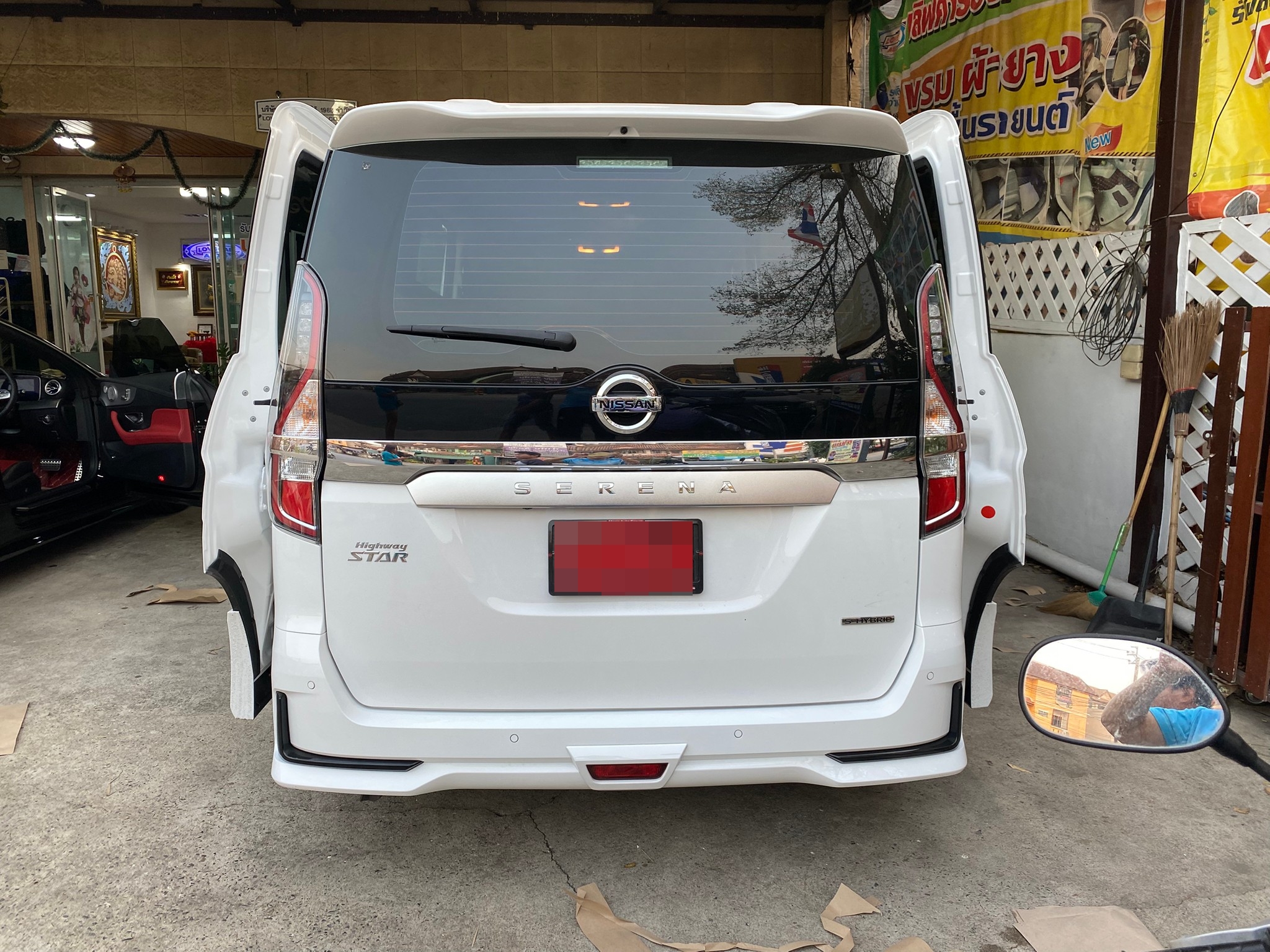 พรมปูพื้นรถยนต์ Nissan SERENA S-Hybrid Highway Star (C27) ปี 2024-2025 ปูพรมVVIP สีดำด้ายแดง เต็มคัน