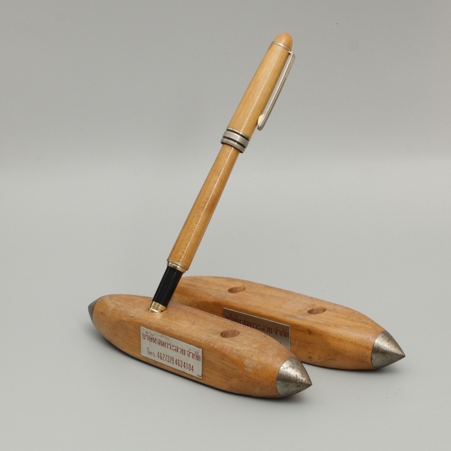 ที่เสียบปากกา รูปทรง กระสวยไม้ งานเก่า ของ บริษัท สหกระสวย จำกัด