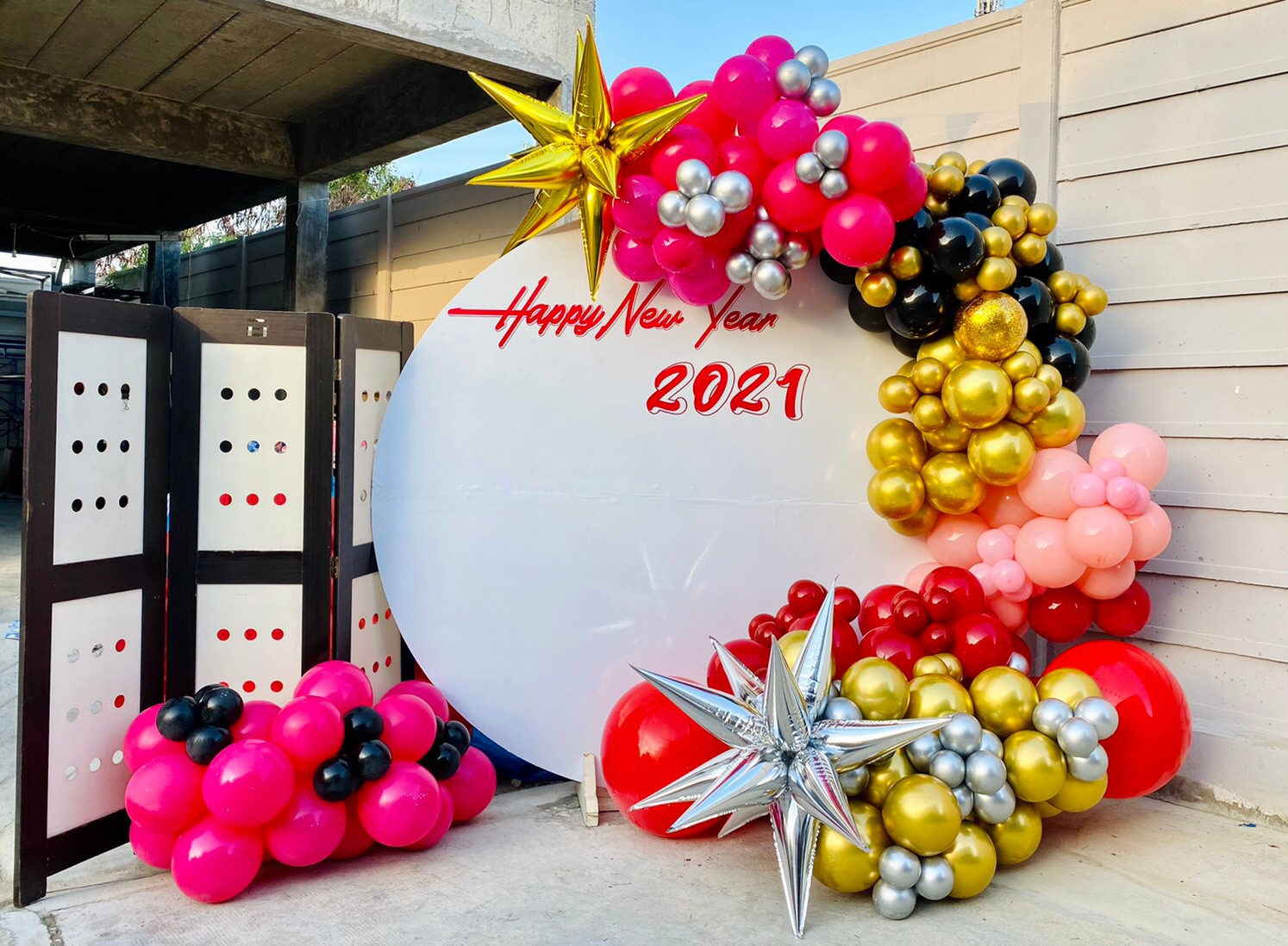 Organic Backdrop Happy New Year ฉากกลม ขนาด 2x2 เมตร พร้อม ฟอยล์ตกแต่ง พร้อมตกแต่ง ราคาโทรสอบถาม