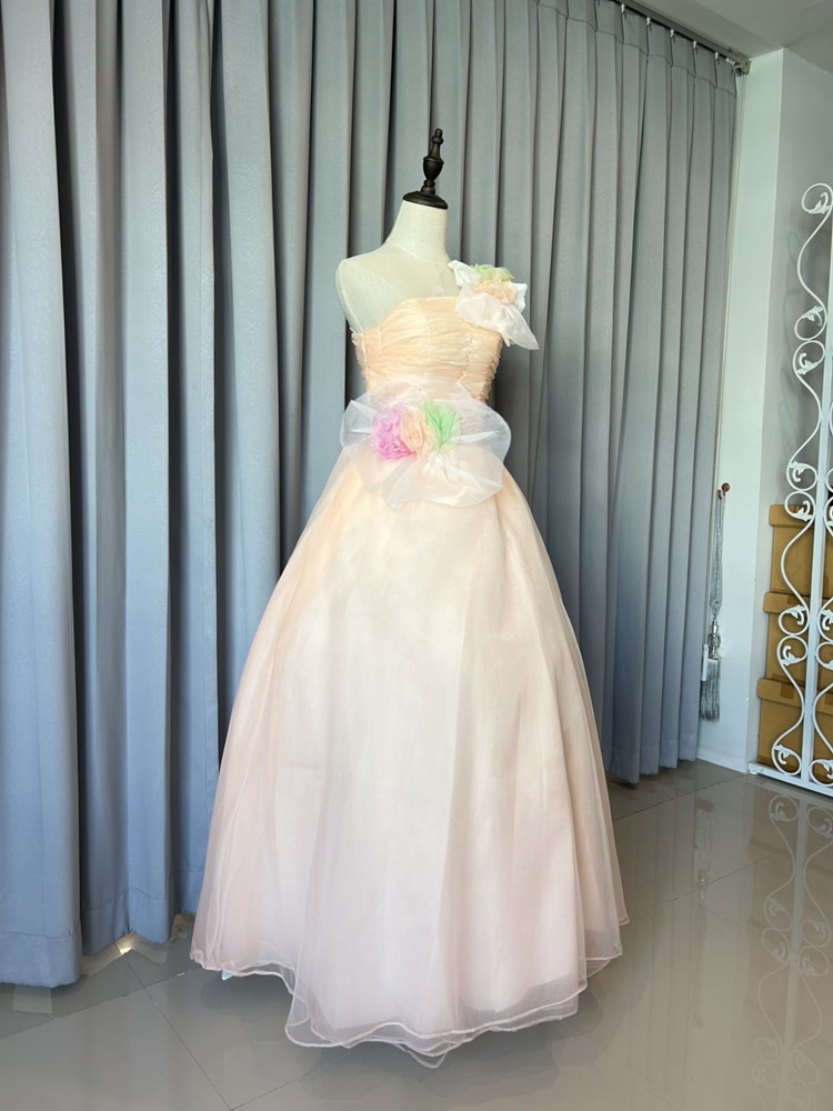 พร้อมเช่า ชุดแฟนซี ชุดราตรียาว ไหล่เฉียง สีชมพูอมส้ม Pastel สวยหวาน กระโปรงผ้าแก้วน่ารักมาก