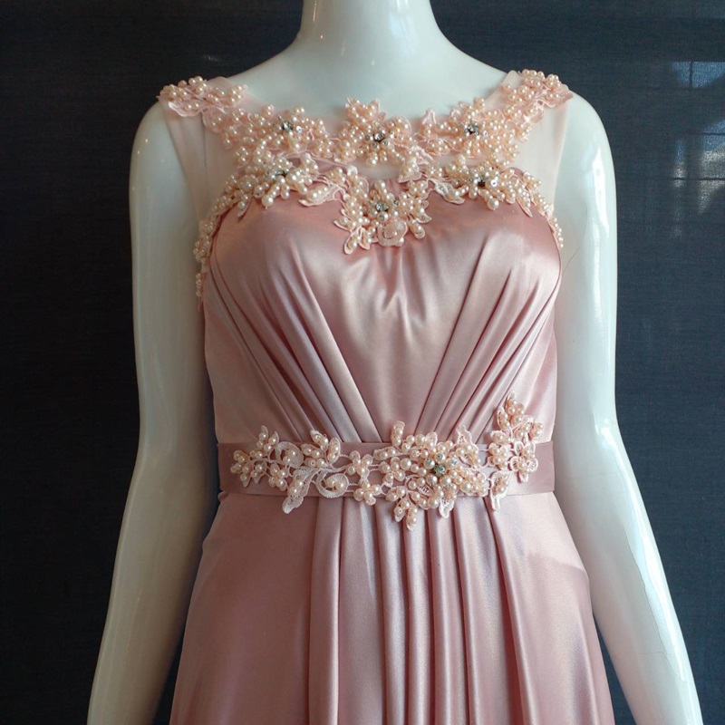 พร้อมส่ง ชุดราตรียาว แขนกุด สีชมพู เนื้อผ้ามันใส่สบาย แต่งมุกปักเลื่อมสวยหรูทั้งอกและเอว