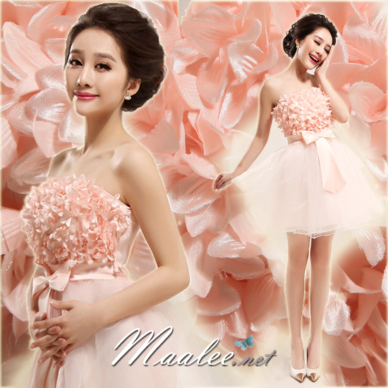 พร้อมเช่า ชุดราตรีสั้น เกาะอก สีโอโรส แต่งดอกฟูช่วงอก ตรงเอวแต่งโบว์ กระโปรงผ้าแก้ว