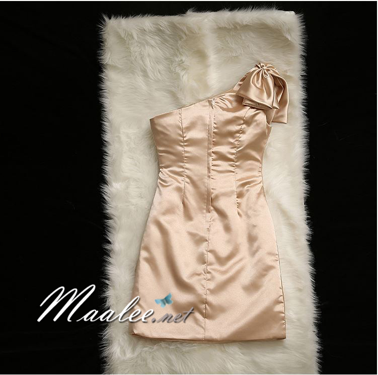 พร้อมเช่า ชุดราตรี สีทอง Champagne บ่าเฉียง ทรงเข้ารูป ผ้าซาติน แต่งโบว์ที่ไหล่ (ซิปหลัง)