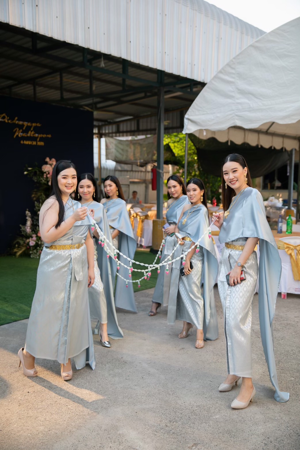 เช่า ชุดไทย ชุดเพื่อนเจ้าสาว ชุดไทยผ้าถุงสีเทาเงิน สไบเรียบ สีเทาเงิน