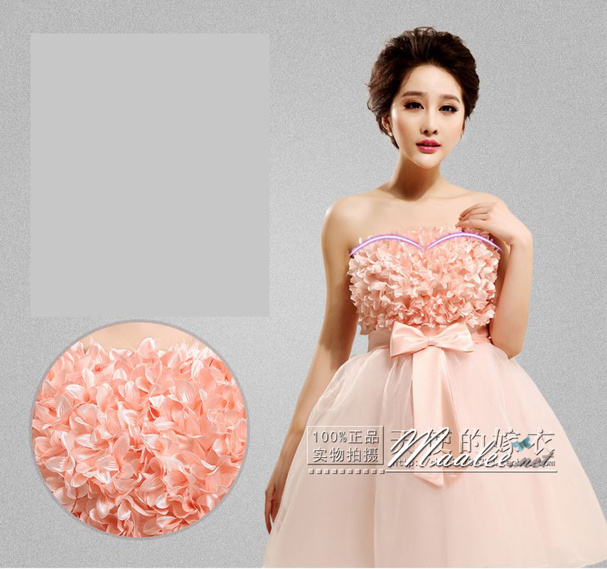 พร้อมเช่า ชุดราตรีสั้น เกาะอก สีโอโรส แต่งดอกฟูช่วงอก ตรงเอวแต่งโบว์ กระโปรงผ้าแก้ว