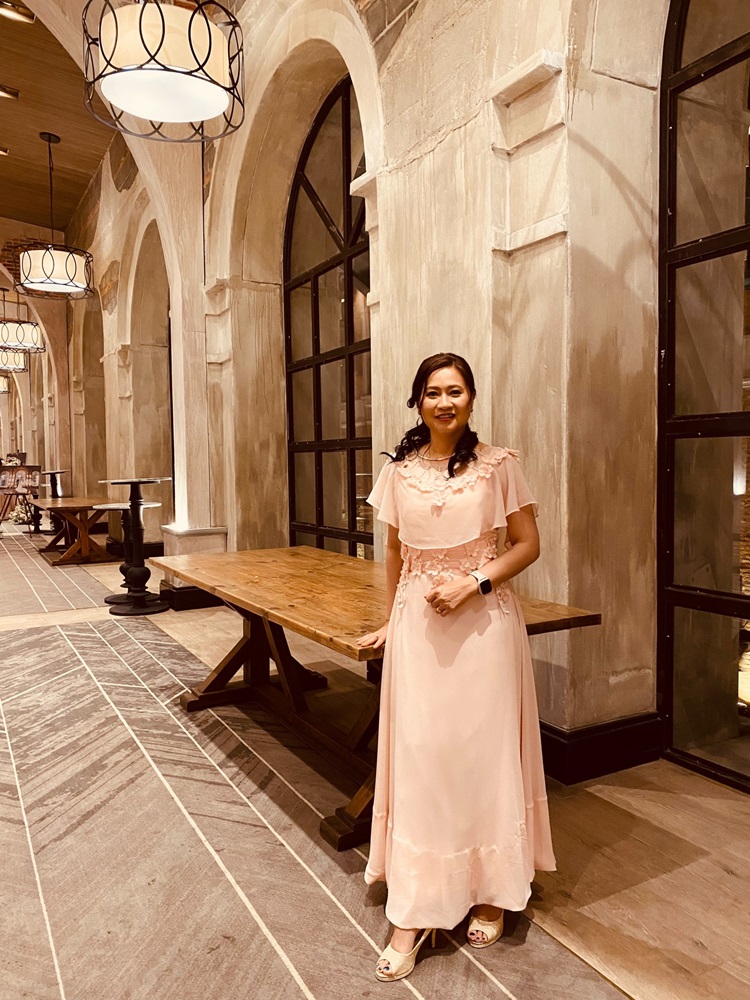 พร้อมเช่า ชุดราตรียาว แบบปิดไหล่ ผ้าชีฟอง แต่งดอกและลูกปัดสวย สีชมพู