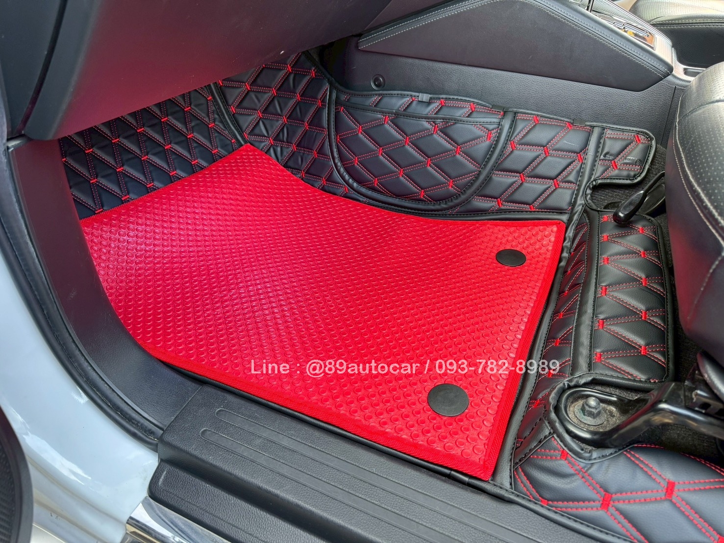พรมรถยนต์ Mitsubishi Triton 4Door 2022 ปูพรมVVIP สีดำด้ายแดง + กระดุมเล็ก PVC แท้ สีแดง