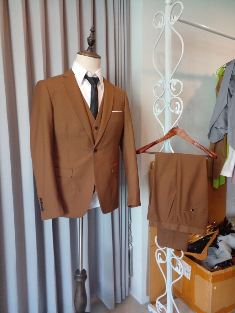 พร้อมเช่า ชุดสูทชาย สีน้ำตาล คลาสสิก รุ่นกระดุมเดียว (พร้อมเสื้อกั๊ก)
