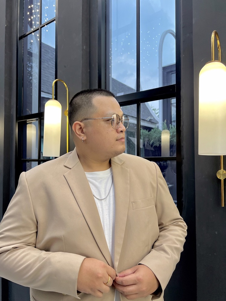 พร้อมเช่า ชุดสูทชาย สีครีม รุ่นใหญ่พลัสไซส์ 2 กระดุม