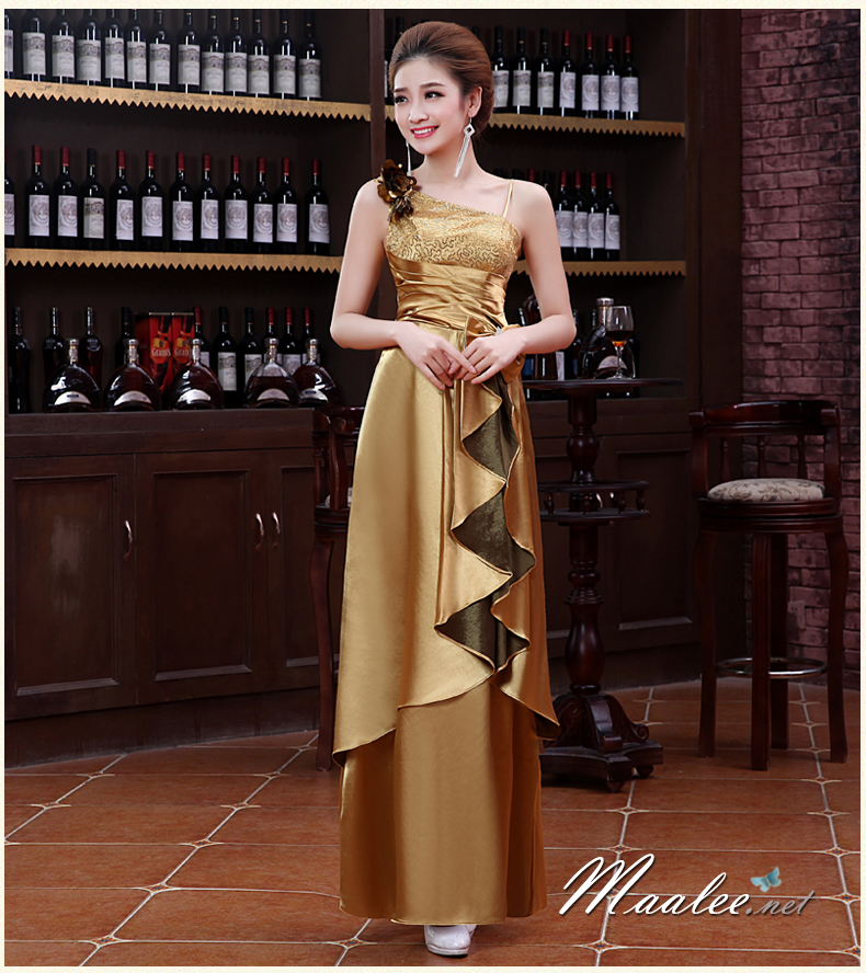 พร้อมเช่า ชุดราตรียาว ไหล่เฉียง สีทอง ปักเลื่อมไล่สี จับจีบแต่งโบว์ช่วงเอว ประดับดอกไม้สวยหวานบนไหล่