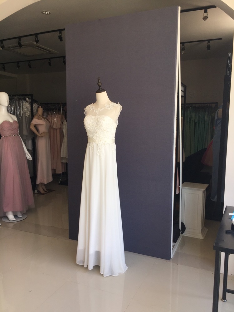 พร้อมเช่า สำหรับสาวไซส์ใหญ่ ชุดราตรียาว สีขาว คอปาด แต่งลูกไม้หรูเซาะดอก ปักลูกปัด