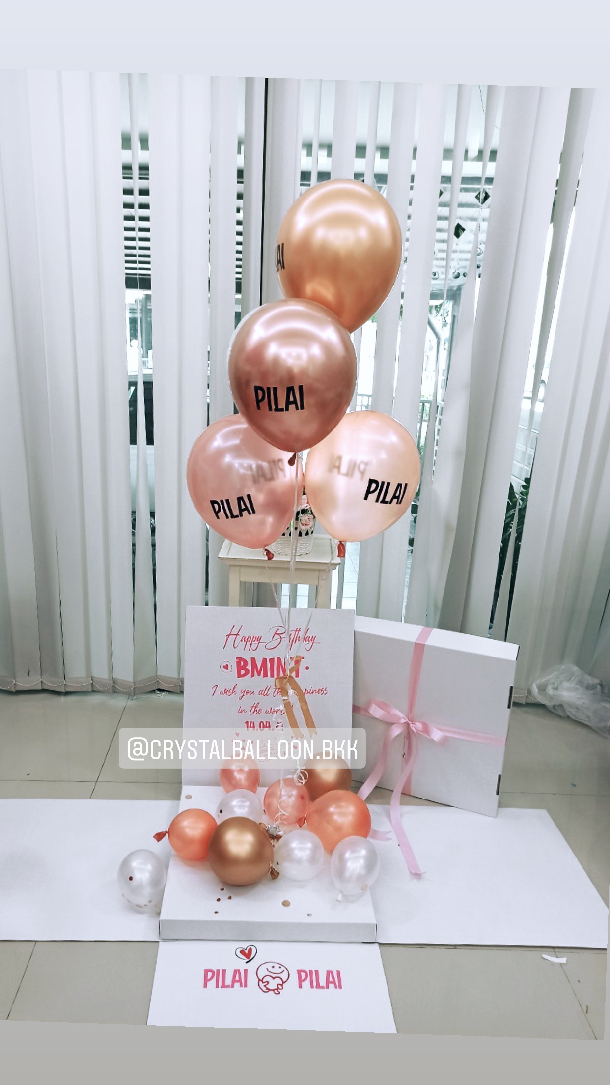 Surprise Box กล่องเซอร์ไพรส์วันเกิด พร้อมตกแต่ง ช่อลูกโป่ง 1 ช่อ,สามารถใส่รูปได้ 2 ใบ สามารถเปลี่ยนสีลูกโป่ง/ข้อความได้