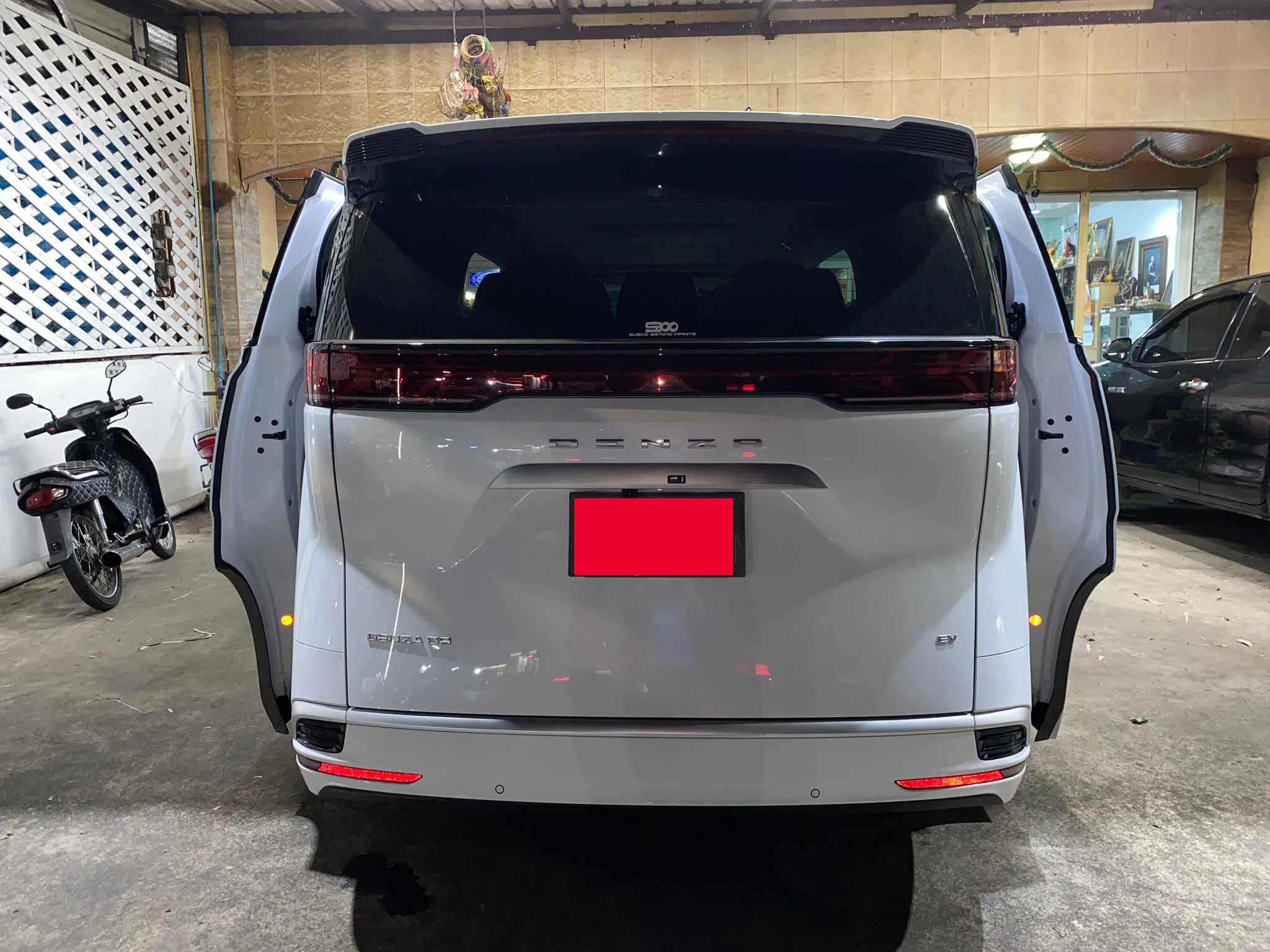 ผ้ายางปูพื้นรถยนต์ BYD Denza D9 ปูกระดุมเล็ก สีดำขอบดำ