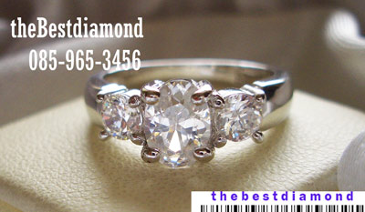+++ แหวนเพชร 3 เม็ด ตรงกลางเป็นเพชรรูปไข่ OVal Cut สวย เรียบ หรู รหัส BR901RD+++