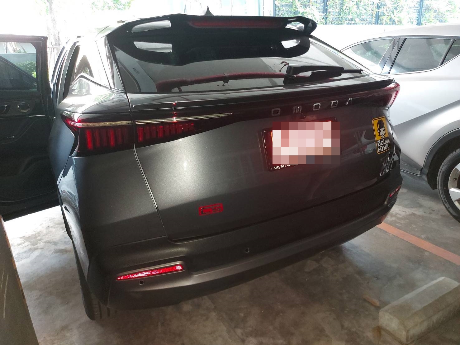 พรมปูพื้นรถยนต์ Omoda C5 (โอโมด้า ซี5) ปูพรม7D สีกาแฟด้ายทองด้ายเดี่ยว เสริมด้วยพรมดักฝุ่นสีครีม เข้ารูป