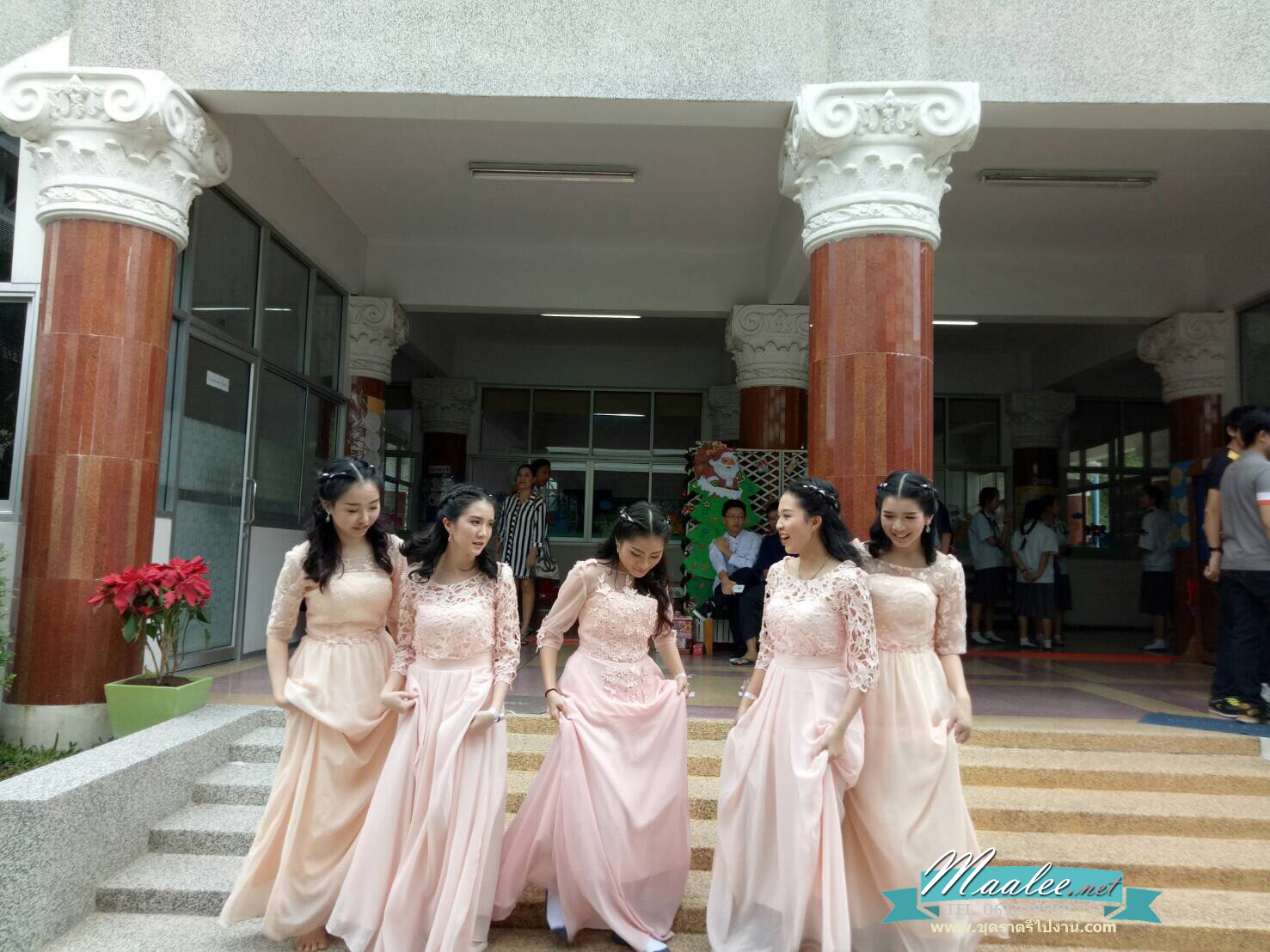 พร้อมส่ง ชุดราตรียาว สีขาว แขนยาว แบบเรียบหรู แต่งลูกไม้เซาะดอก ปักลูกปัดมุก