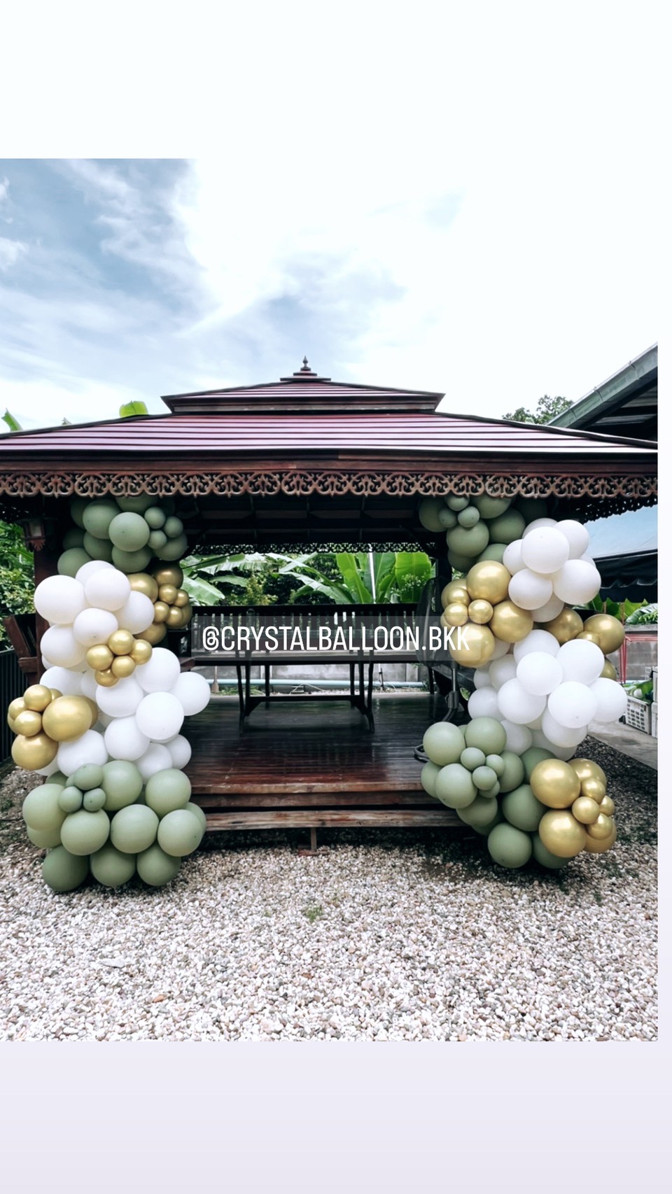 Organic Backdrop ประดับงาน Theme เขียว-ทอง พร้อมตกแต่ง ราคาโทรสอบถาม สามารถเปลี่ยนสีลูกโป่งได้