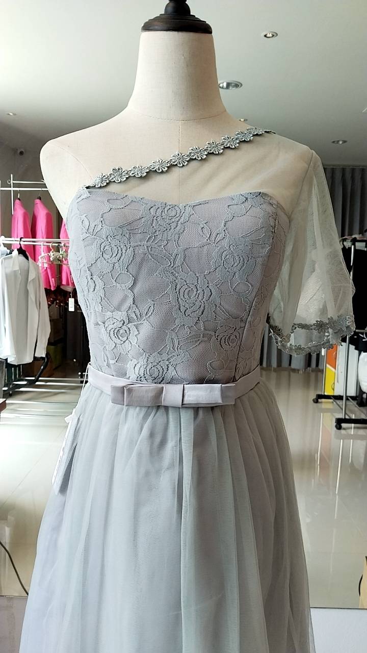 พร้อมส่ง ชุดราตรีสั้น เพื่อนเจ้าสาว กระโปรงตาข่าย สีเทาแบบ B ไหล่เฉียง อกแต่งลูกไม้ พร้อมโบว์คาดเอว (จับสม๊อกด้านหลัง)