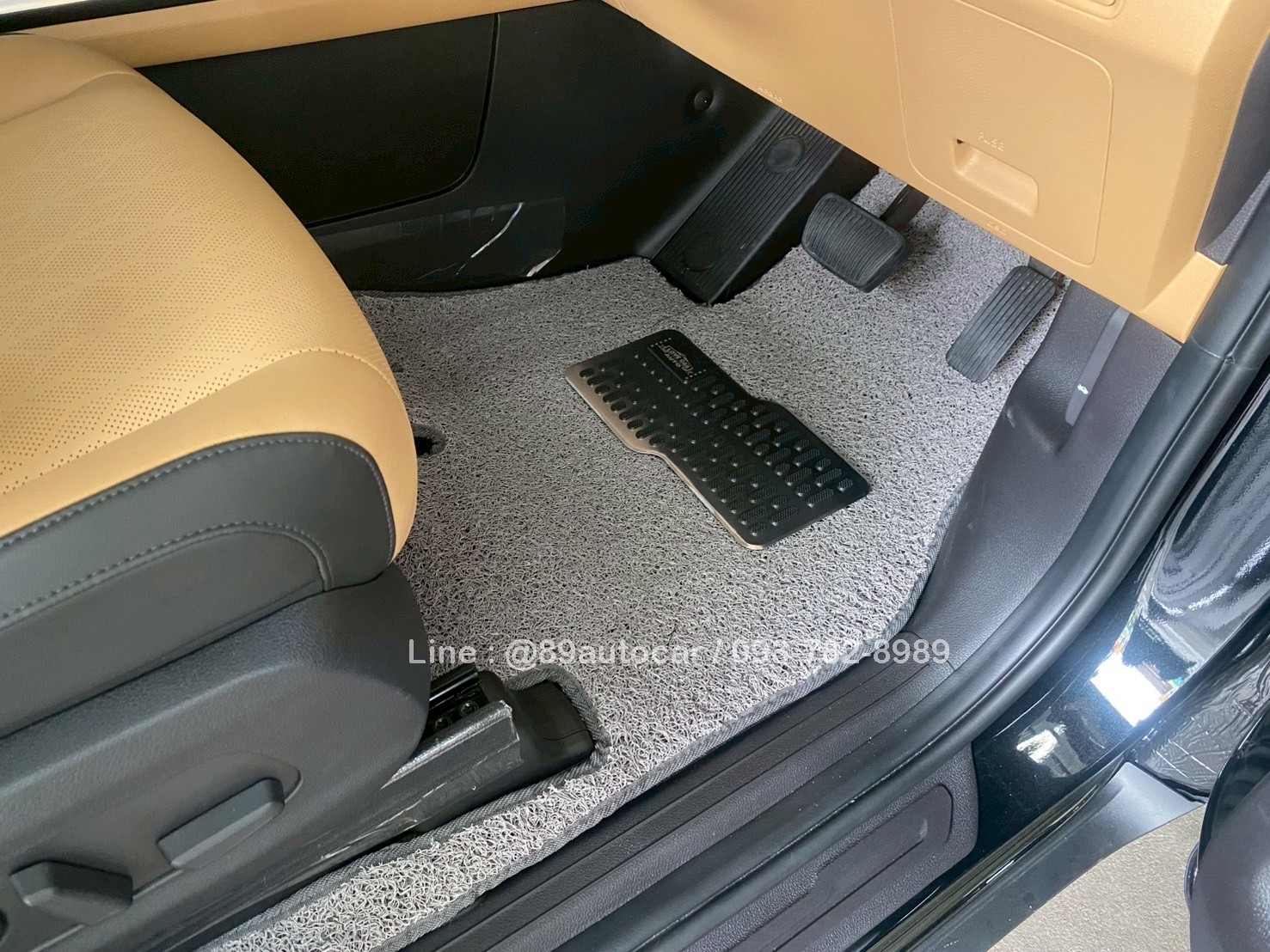 พรมดักฝุ่นรถยนต์ kia carnival ex 2024 ปูพรมไวนิล สีเทา เข้ารูป เต็มคัน