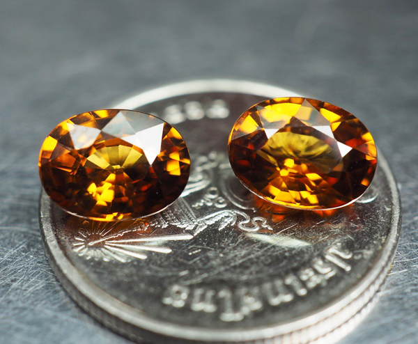 เพทายกัมพูชาดิบ 4.24 กะรัต 2 ชิ้นสีน้ำตาล