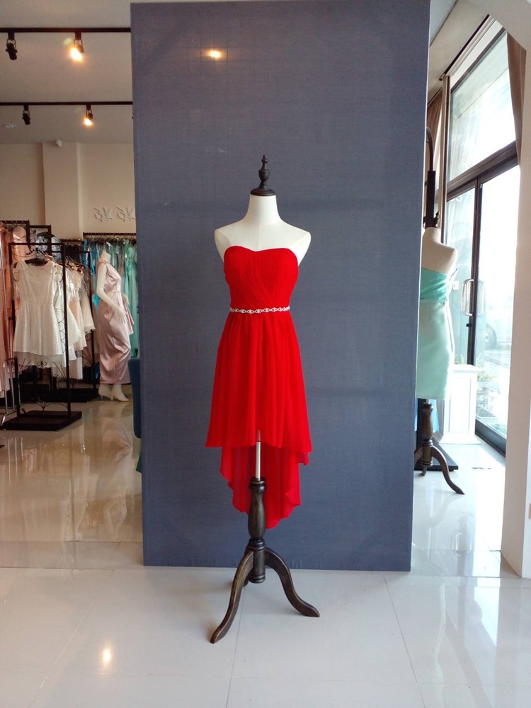 พร้อมส่ง ชุดราตรีสั้น เกาะอก หน้าสั้นหลังยาว สีแดง อัดพลีตหน้าอก คาดเอวคริสตัล